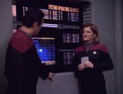 Janeway und Chakotay präsentieren den verbesserten Datenstrom
