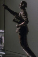 Statue de Zefram Cochrane (ENT: "Fortunate Son", "Singularity")