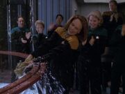 B'Elanna Torres weiht den Slipstreamantrieb der Voyager ein