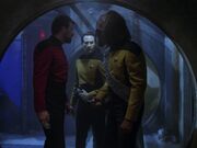 Riker und Worf befreien die Geiseln auf Turkana IV