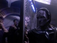 Cardassian officer shuts gate.jpg