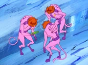 Kzinti investigate Slaver weapon