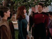 Riker trifft bei seiner Erkundung auf Farpoint-Station auf Beverly und Wesley Crusher