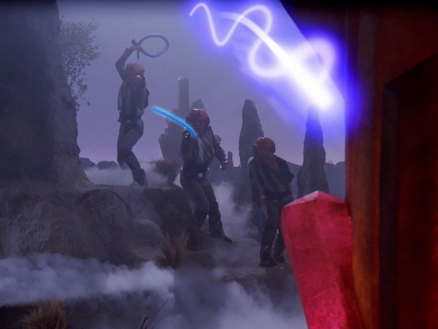 Ferengi feuern mit ihrer Energiepeitsche.jpg