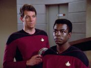 Riker gibt La Forge mit Hilfe seiner von Q gewonnenen Kräfte das Augenlicht wieder
