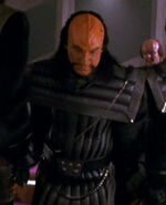 Ce Klingon croisa Kirk et McCoy dans le corridor. ("Star Trek VI: The Undiscovered Country")