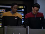 Tuvok und Chakotay versuchen eine geheime Transmission aufzuspüren