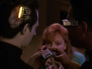 Crusher und La Forge bauen Sender bei Data ein