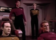 Officiers procédant à la jonction du module soucoupe en 2364