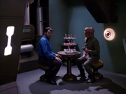 Riker lenkt Nibor mit dem Spiel ab