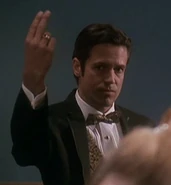 Club Ingenue maitre d'.jpg (28 kB) Maitre'd del Club DS9: "Our Man Bashir" (no acreditado)