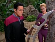 Chakotay und Seven entdecken ein Bat'leth