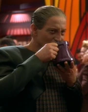 Le   dégustant une tasse de thé deka