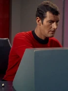 Mike Howden als Lieutenant Rowe…