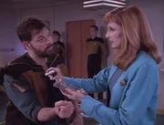 Crusher untersucht Thomas Riker.