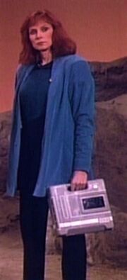 Beverly Crusher mit Medikit