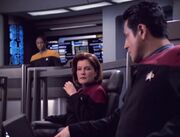 Janeway und Chakotay werden Zeugen wie das Komsystem der Voyager eine Fehlfunktion erleidet