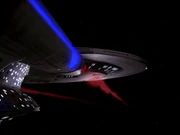 Die Enterprise stößt aus ihren Bussard-Kollektoren Wasserstoff aus.