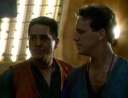 Chakotay und Paris beobachten Neelix' Auftritt als Großer Proxy