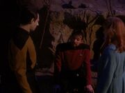 Das Außenteam wartet den Angriff des Kristallwesens ab