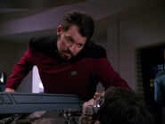 Riker befragt den Romulaner