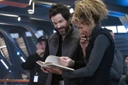 Santiago Cabrera y Michelle Hurd en el set de rodaje del episodio Absolute Candor