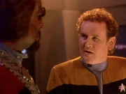 O'Brien bittet Worf um Nachsicht für seine Crewmen