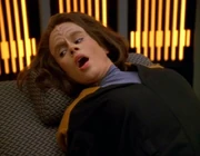 Torres wird vom Doktor auf der Krankenstation angegriffen