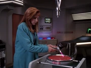 Crusher untersucht die Probe der sich vereinigenden Lebensform.