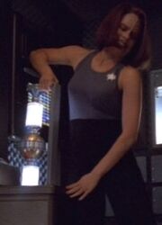 B'Elanna Torres entnimmt ein Plasmarelais im Delta-Flyer