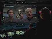 El Almirante Paris da la bienvenida a casa a la Voyager