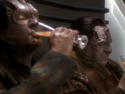 Garak und Tain trinken zusammen