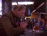 Odo spricht mit dem Wechselbalg im Replimat.