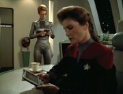Janeway und Seven of Nine untersuchen den Unfall