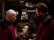 Picard Riker und Data untersuchen Datas Kopf