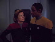 Janeway hat Zweifel und spricht mit Tuvok