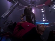 Riker wird von Fremden im Subraum untersucht