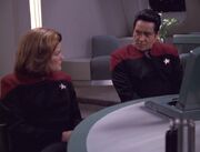 Janeway und Chakotay entschließen sich einen gemeinsamen Bericht an die Sternenflotte zu schicken