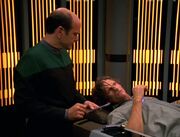Der Doktor informiert Iko über seinen Zustand
