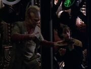 Neelix und ein Crewmitglied untersuchen Frachtraum 2