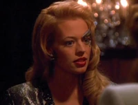 Mademoiselle de Neuf.jpg (38 kB) Mademoiselle de Neuf (VOY: "The Killing Game, Deel I", "The Killing Game, Deel II")