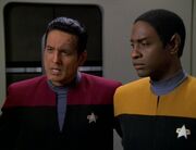 Chakotay und Tuvok teilen Janeway ihre Bedenken mit