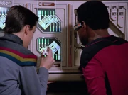 La Forge und Crusher untersuchen die Fehlfunktion am Holodeck