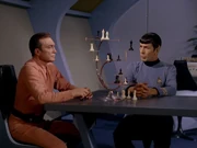 Spock lenkt Rojan mit einem Spiel ab