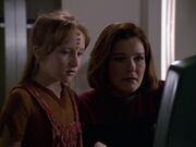 Kathryn Janeway und Naomi Wildman analysieren Sensordaten