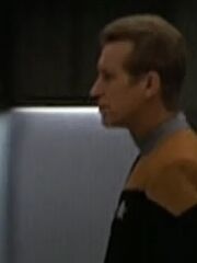 Besatzungsmitglied der USS Voyager auf der Brücke 2372