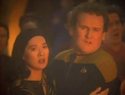 Keiko O'Brien sieht ihre brennende Schule