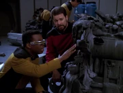 Riker und La Forge untersuchen die Trümmer