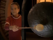 Ein Mädchen schlägt einen Gong