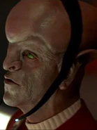 Michael Berryman als Nachrichtenoffizier…